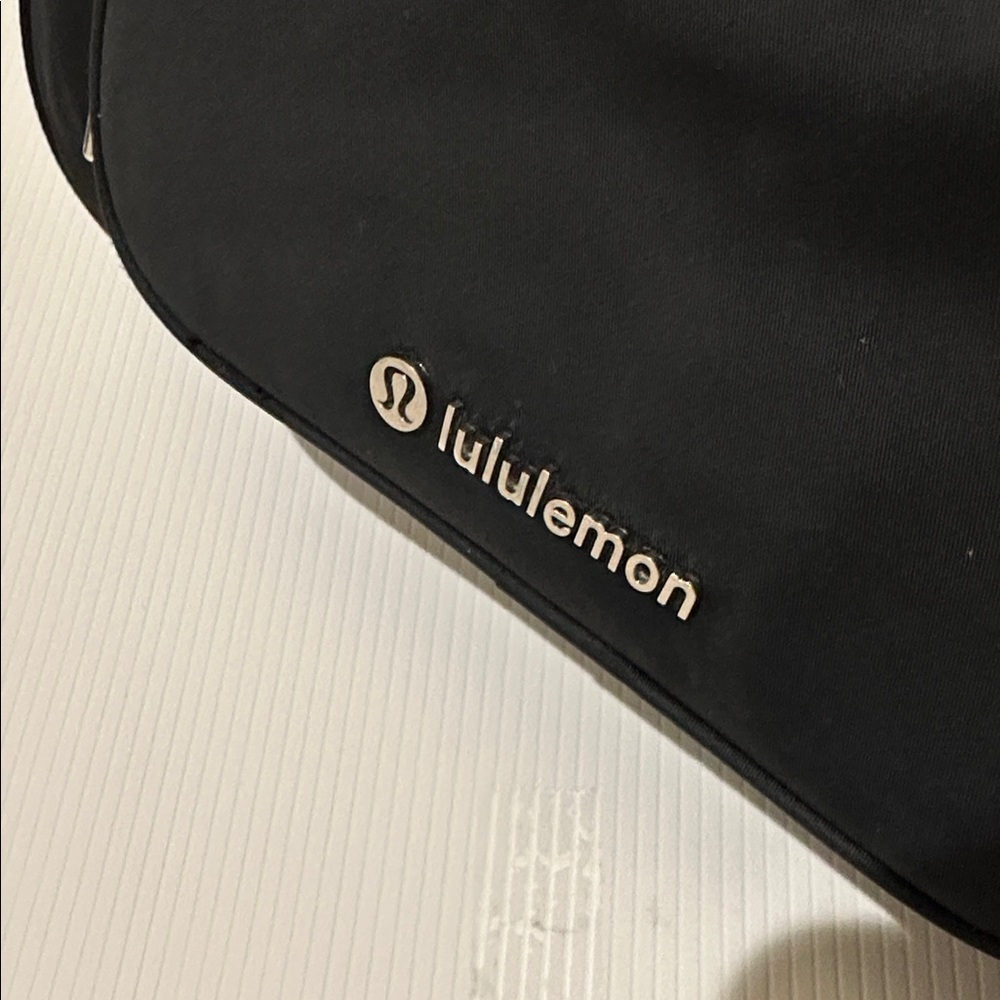 EUC Lululemon Crossbody Bag with Nano Pouch - Picture 5 of 10